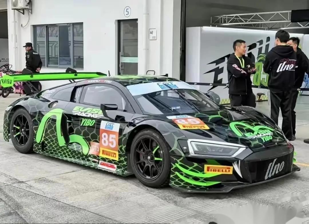 赛车明星选手受伤退赛,引发热议 赛车明星选手受伤退赛,引发热议