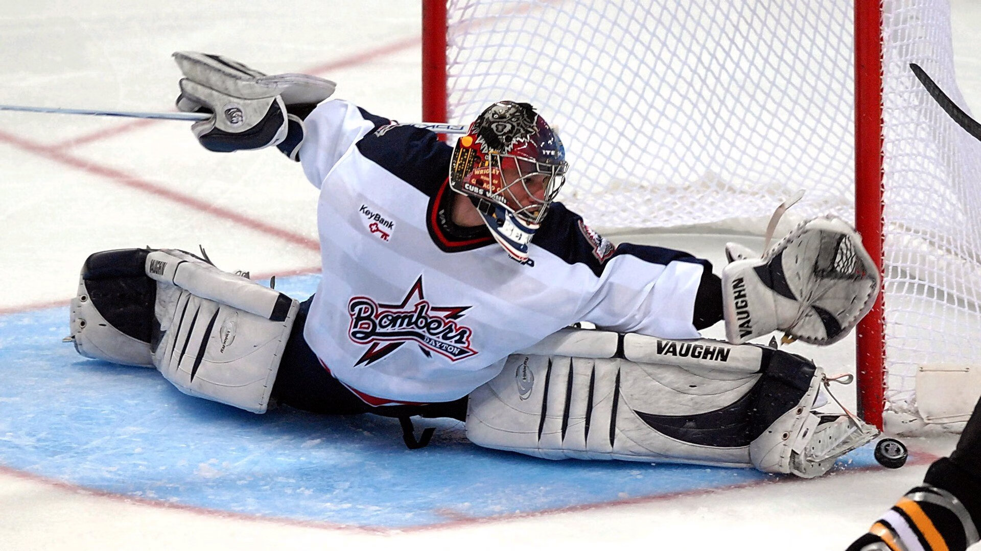 东方绿茵场上的独舞，莱万以一敌众撕裂蓝军防线