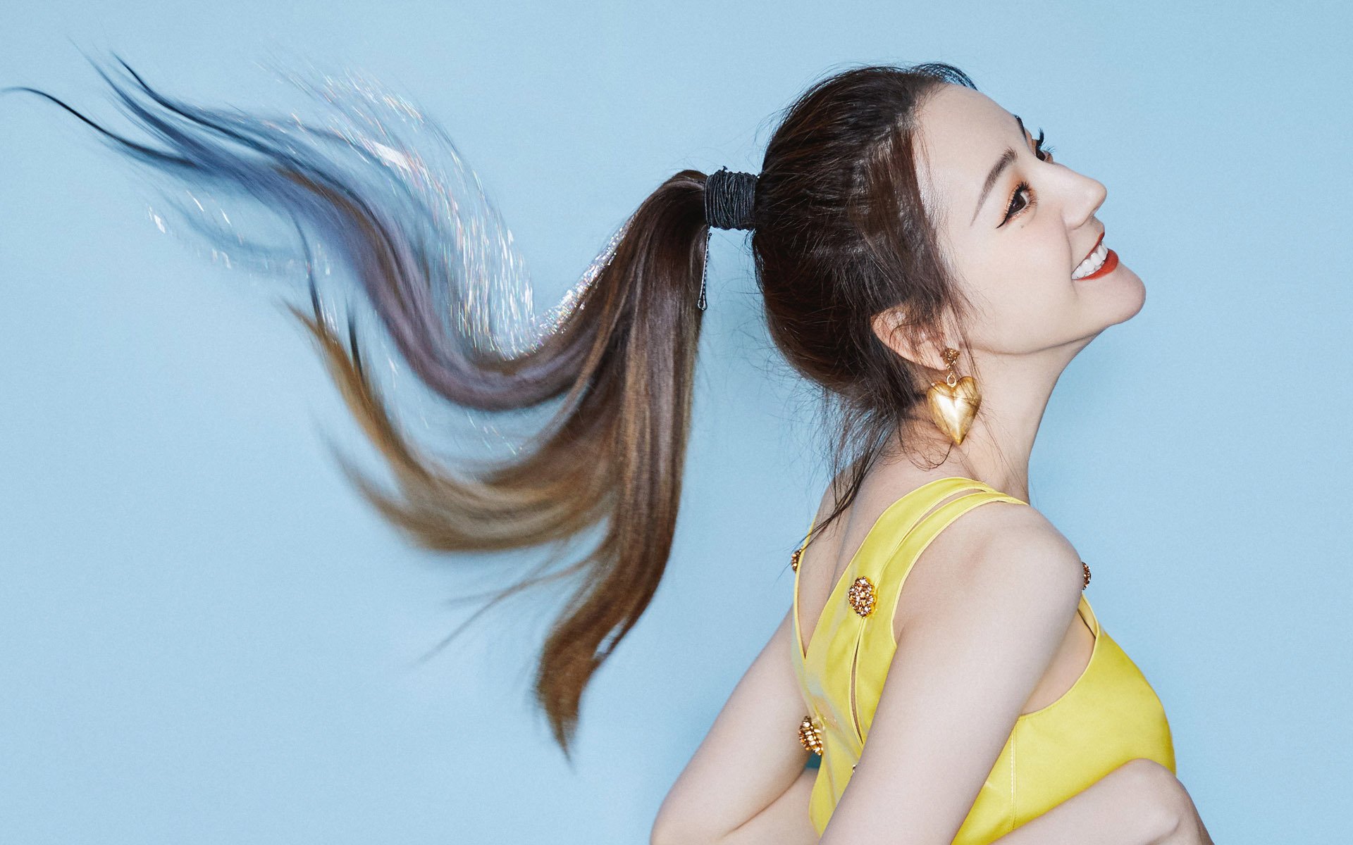 迈阿密引擎轰鸣，联合中心硝烟四起，当赛道上的战术绞杀投影至篮球殿堂